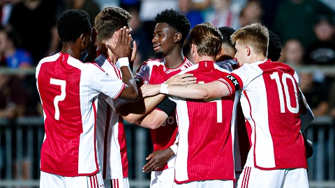 Lượt về Play-off Conference League: Ajax toát mồ hôi đi tiếp