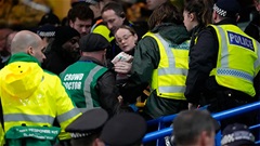 Fan Leeds gặp tai nạn khi ăn mừng bàn thắng vào lưới Chelsea