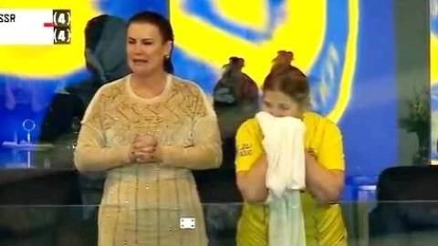 Ronaldo khiến mẹ và chị gái bật khóc