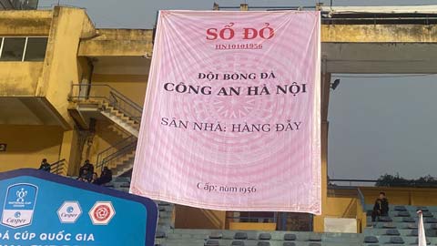 Quang Hải há hốc mồm với tấm 'sổ đỏ' khổng lồ trên sân Hàng Đẫy của CĐV CAHN