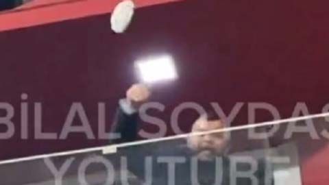 Choáng với sếp của Fenerbahce ném cốc vào đầu CĐV đối thủ