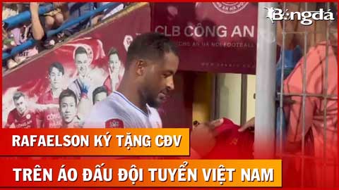 Rafaelson kí tặng CĐV vào áo ĐT Việt Nam, cầu thủ Hà Nội mặt buồn như ‘mất sổ gạo’