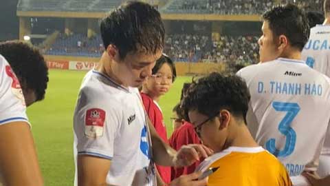 Văn Toàn ký tặng fan hâm mộ nhí ngay trước khi bước ra sân thi đấu