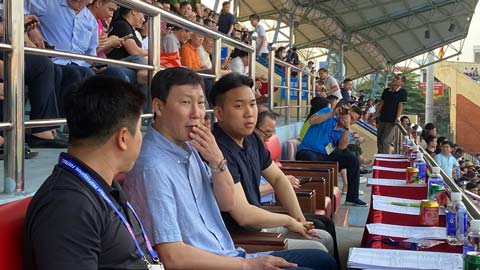 HLV Kim Sang Sik được CĐV Nam Định vỗ tay chào đón lần đầu tiên tới sân Thiên Trường