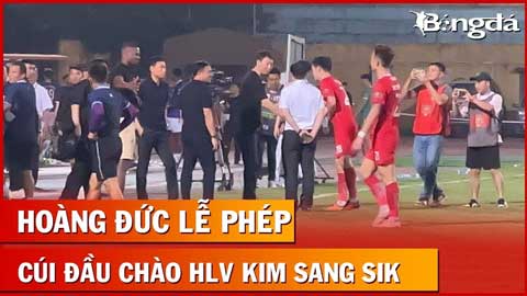 Hoàng Đức lễ phép cúi đầu chào HLV Kim Sang Sik sau khi ghi bàn giúp Viettel giành 3 điểm