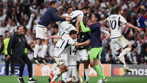 HLV Ancelotti và dàn sao Real ăn mừng tưng bừng sau khi vào chung kết