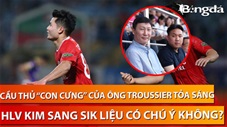  08:15 
Hoàng Đức lễ phép cúi đầu chào HLV Kim Sang Sik sau khi ghi bàn giúp Viettel giành 3 điểm