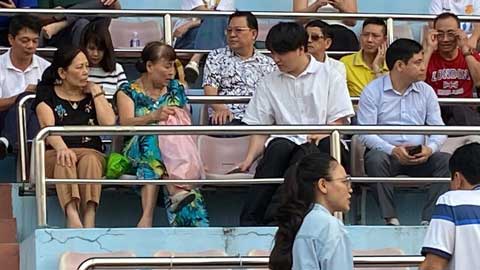 Trợ lý ngôn ngữ HLV Kim Sang Sik lễ phép nhường ghế cho CĐV Nam Định