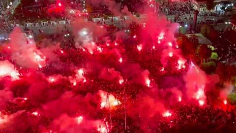 Cảnh tượng khó tin khi Olympiacos giành cúp châu Âu đầu tiên trong lịch sử