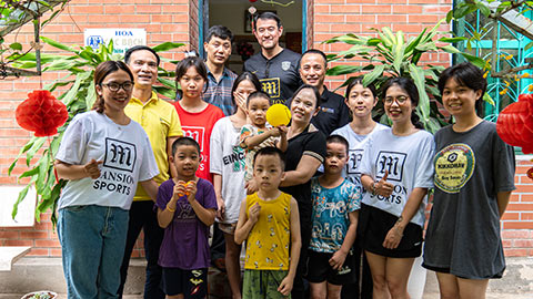 Mansion Sports, Tạp chí Bóng đá thăm làng trẻ em SOS Việt Nam