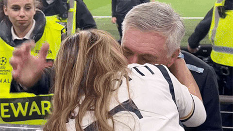 HLV Ancelotti hôn vợ say đắm sau khi giành chức vô địch Champions League