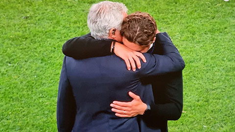 HLV trưởng Dortmund khóc nghẹn trong vòng tay của Mourinho