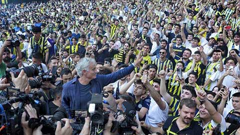 HLV Mourinho choáng ngợp trước màn chào đón của NHM Fenerbahce