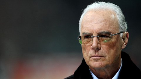 'Hoàng đế' Franz Beckenbauer nếm mùi đời quá sớm nên tình trường sóng gió