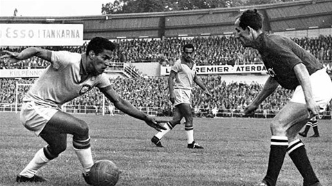 HUYỀN THOẠI SÂN CỎ GARRINCHA: KỲ 3 - Vì sao người Brazil yêu Garrincha hơn Pele?