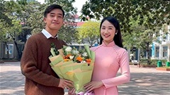 ‘Hot boy’ U23 Việt Nam hạnh phúc bên cô giáo tiểu học hơn 6 tuổi