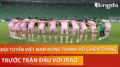 HLV Kim Sang Sik và các cầu thủ khoác vai nhau hô 'Chiến thắng' trước trận gặp Iraq
