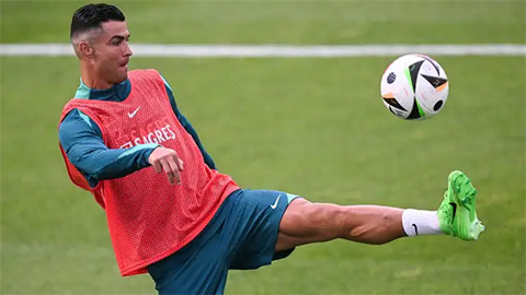 Giá vé xem Ronaldo tập trước EURO 2024 cao khó tin