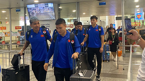 ĐT Việt Nam trở về Hà Nội sau chuyến bay dài gần 20 tiếng, cầu thủ ôm nhau tạm biệt