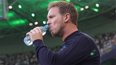 Nagelsmann được bạn gái thưởng nóng ngay trên sân