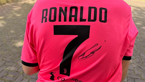 Ronaldo ‘fake’ đại náo bên ngoài khách sạn ĐT Bồ Đào Nha