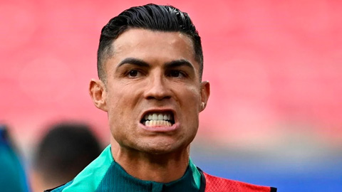 Ronaldo thành trò hề ngay khi bóng chưa lăn ở trận Bồ Đào Nha vs CH Séc