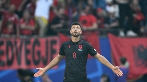 Tiền vệ Albania lập kỷ lục khó tin