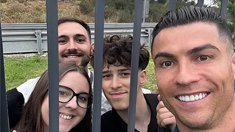 Ronaldo đốn tim fan cuồng qua... 'song sắt'