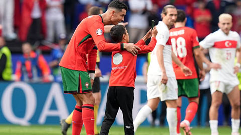 3 lần fan cuồng lao vào sân chỉ để xin chụp ảnh cùng Ronaldo trận gặp Thổ Nhĩ Kỳ
