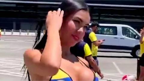 Sao Premier League cứng người trước fan nữ nóng bỏng