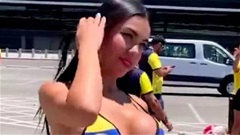 Sao Premier League cứng người trước fan nữ Colombia nóng bỏng