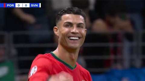 Ronaldo cười toe toét khi bị trọng tài phát hiện ăn gian