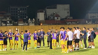 Bầu Hiển xuống sân chúc mừng Hà Nội FC sau tấm vé vào CK Cúp QG 2024