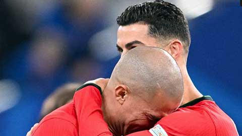 Cận cảnh Pepe òa khóc trên vai Ronaldo sau khi Bồ Đào Nha bị loại