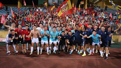 Xuân Trường, Trọng Hoàng ăn mừng cuồng nhiệt cùng CĐV sau khi giúp Hà Tĩnh ở lại V.League
