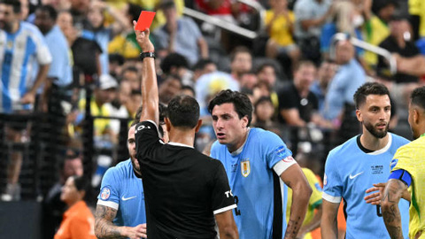 Trực tiếp Brazil 0-0 Uruguay: Hậu vệ của Uruguay phải nhận thẻ đỏ