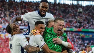 Các cầu thủ Anh vỡ òa cảm xúc sau khi giành vé vào chung kết EURO