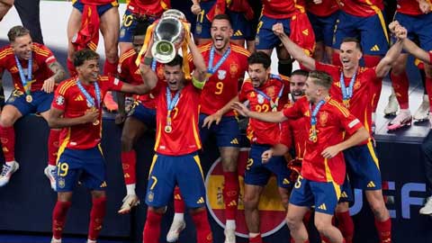 Khoảnh khắc Tây Ban Nha nâng cao cúp vô địch EURO 2024