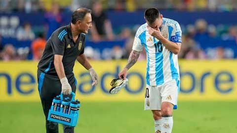 Cận cảnh Messi ném giày, ôm mặt khóc nức nở vì chấn thương ở chung kết Copa America