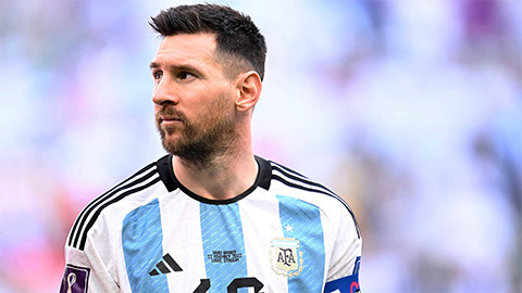 Mắt cá chân sưng tấy của Messi lên đùi fan