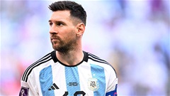 Mắt cá chân sưng tấy của Messi lên đùi fan