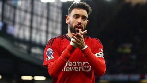 Bruno Fernandes ngồi không cũng bị huyền thoại Liverpool chỉ trích