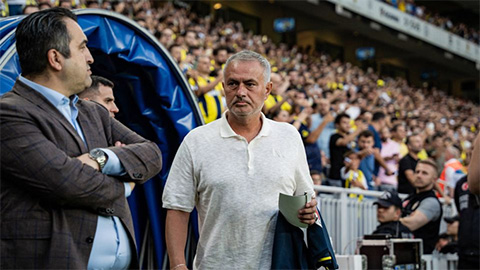 Mourinho bị phạt thẻ  ở trận ra mắt Super Lig