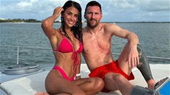 Vợ Messi mặc quần gấp ra đường