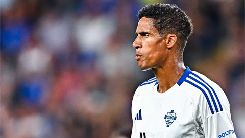 Varane chấn thương ngay trận ra mắt đội của Fabregas 