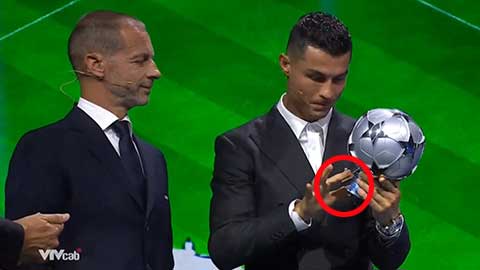 Ronaldo có hành động hài hước khi nhận giải thưởng của UEFA