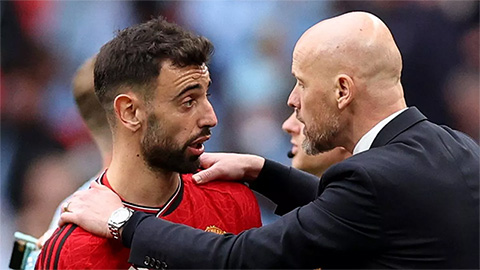 HLV Ten Hag nên tước băng đội trưởng MU của Bruno Fernandes