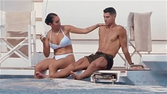 Ronaldo ngấu nghiến bóp vòng 3 bạn gái