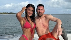  Vợ Messi đeo trang sức giá ‘cắt cổ’