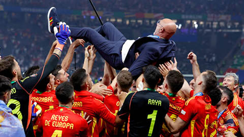 Đề cử HLV xuất sắc nhất năm: De La Fuente đấu Ancelotti